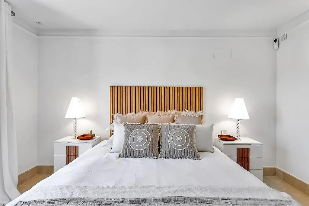 Yolo Spaces - Sotogrande - Puerto Luxury Apartment سان روكي 0*,  إسبانيا